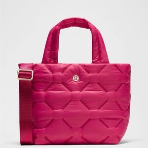 Lululemon Quilty Pleasure tote in Berry Rumble EUC